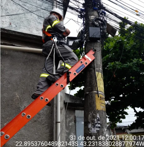Equipe atuando em infraestrutura óptica